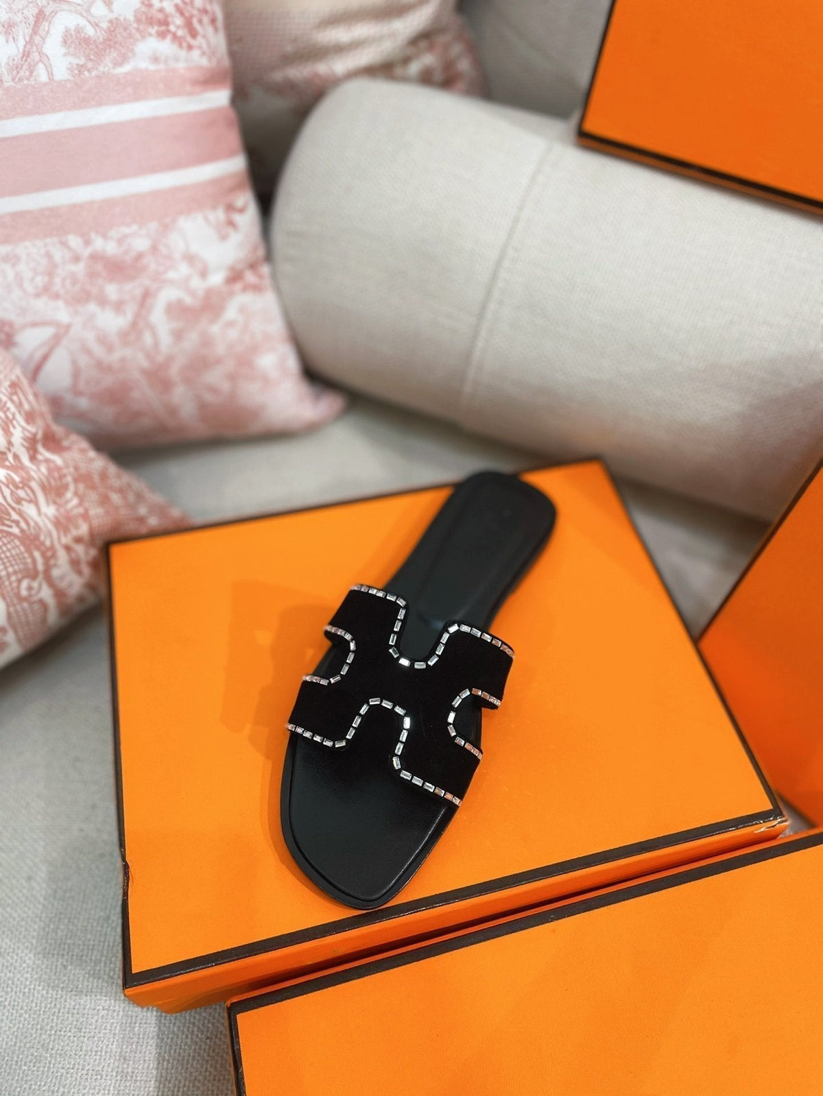 0ran Sandal Calfskin Rhinestone Black